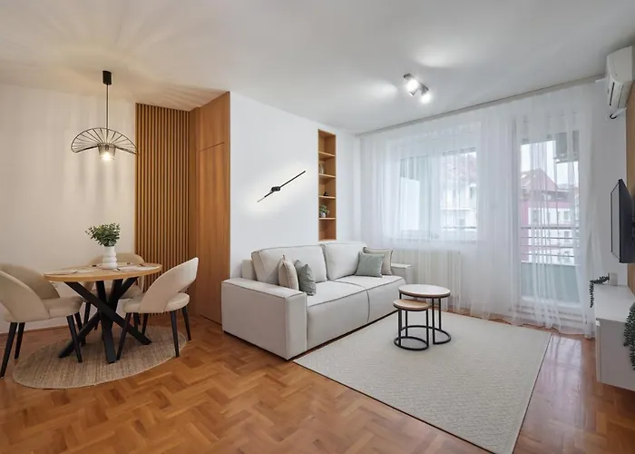 Modern Living Apt - City Center Elegance - Free Parking