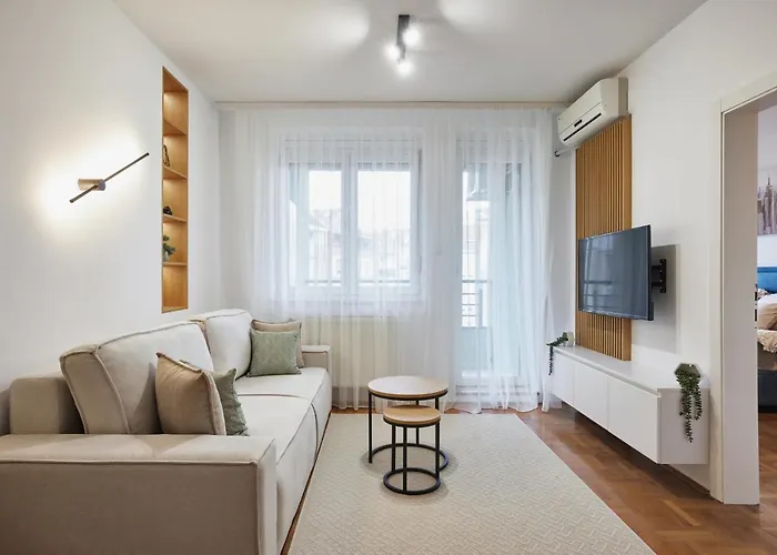 Modern Living Apt - City Center Elegance - Free Parking