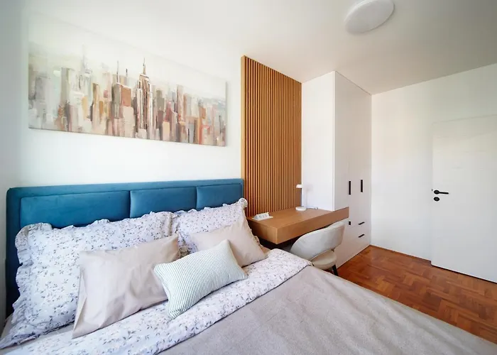Modern Living Apt - City Center Elegance - Free Parking
