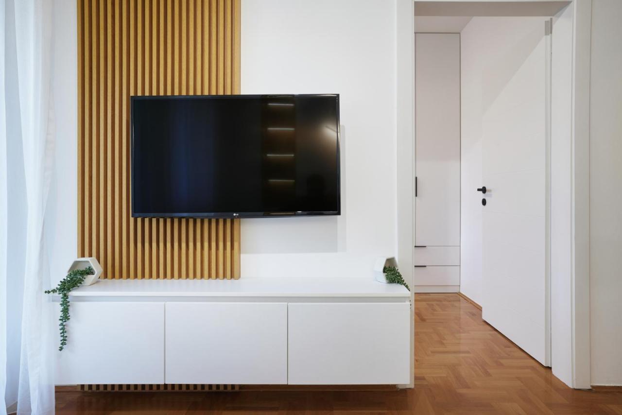 Modern Living - Center Elegance - Free Parking Apartment Novi Sad