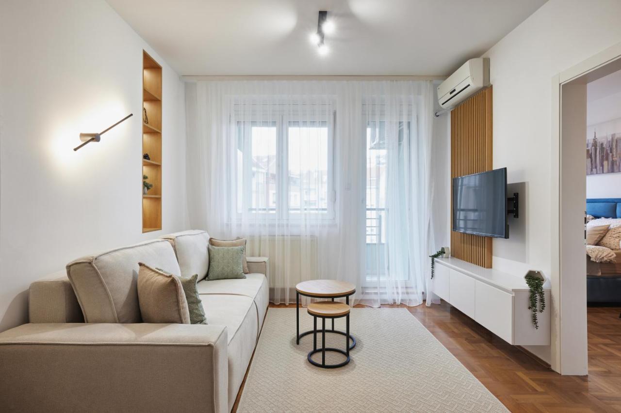 Modern Living - Center Elegance - Free Parking Apartment Novi Sad